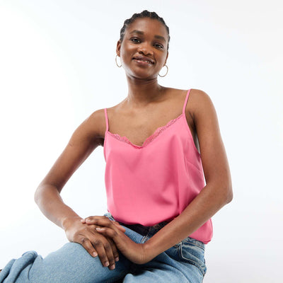 Débardeur avec fines bretelles réglables et col en dentelle ROSE