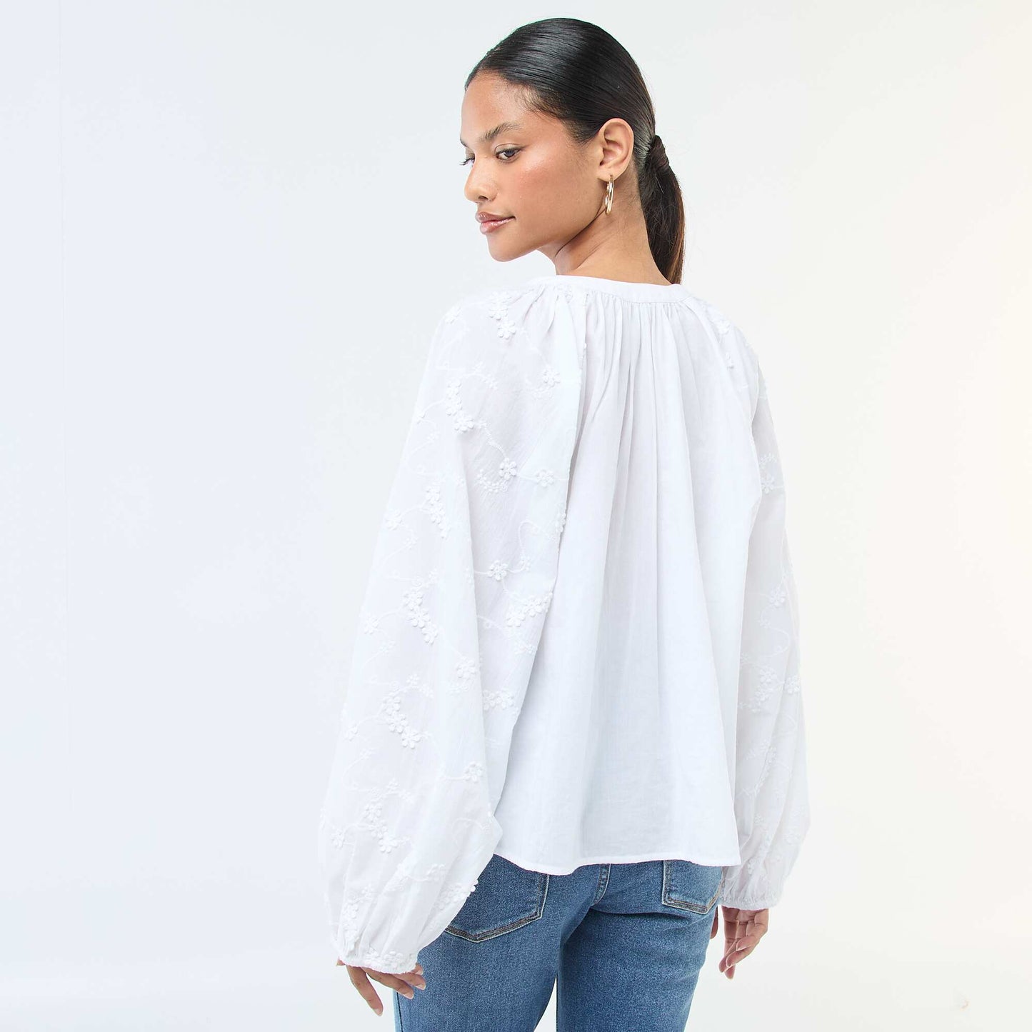 Blouse avec broderies fleurs BLANC