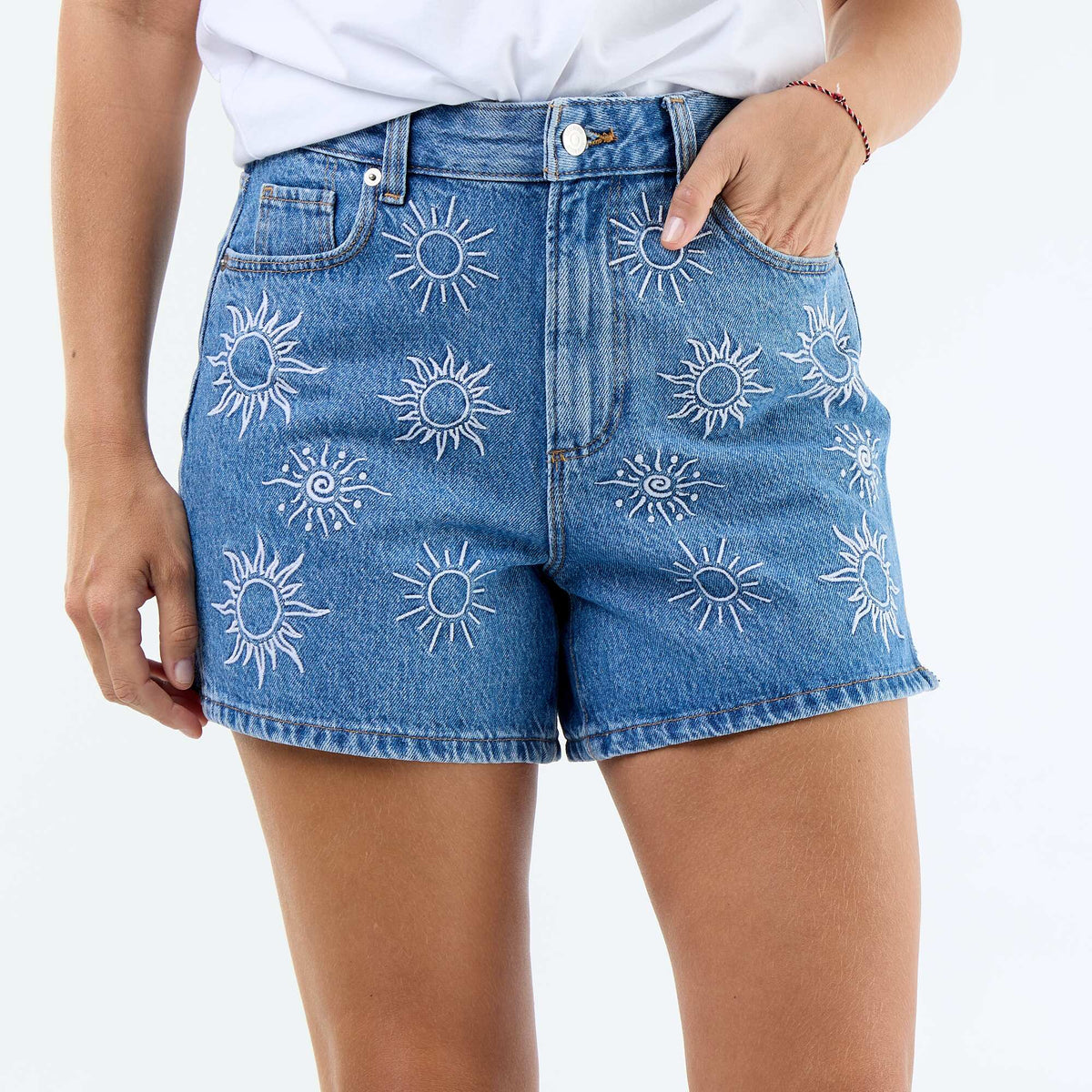 Short denim avec motifs brodés BLEU