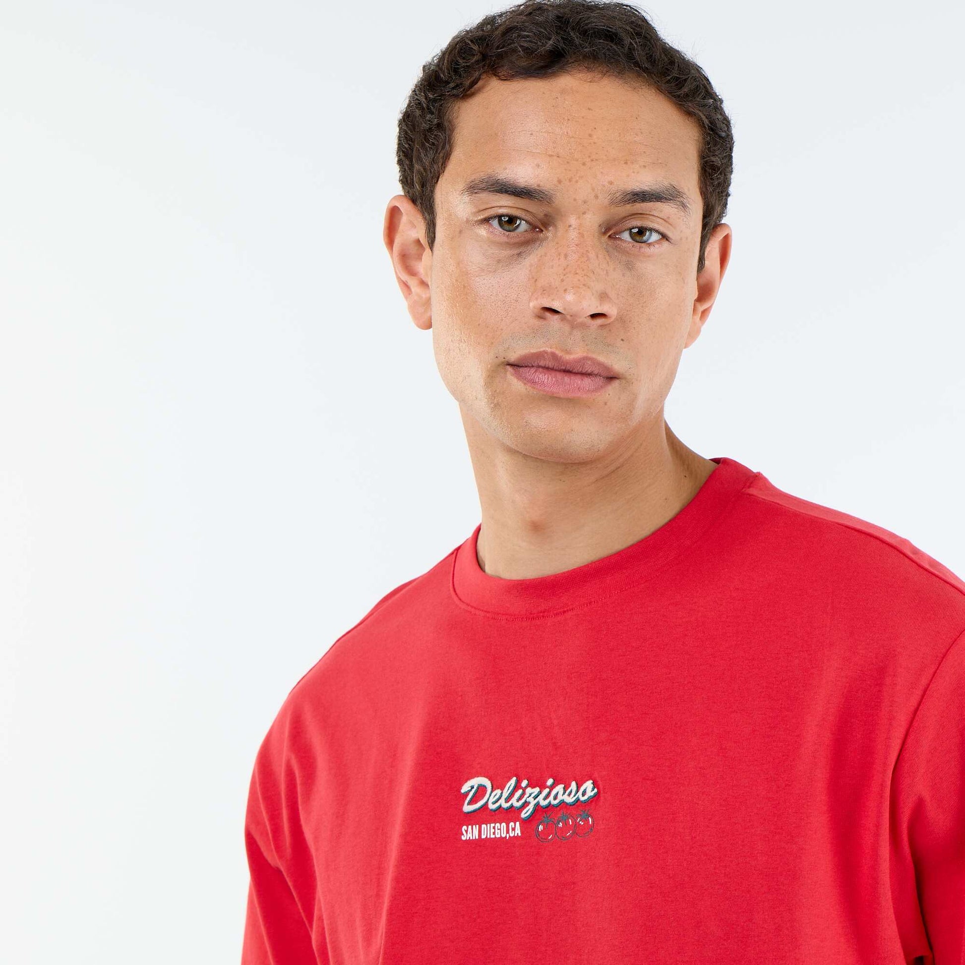 T-shirt à manches courtes avec imprimés et broderies recto/verso ROUGE