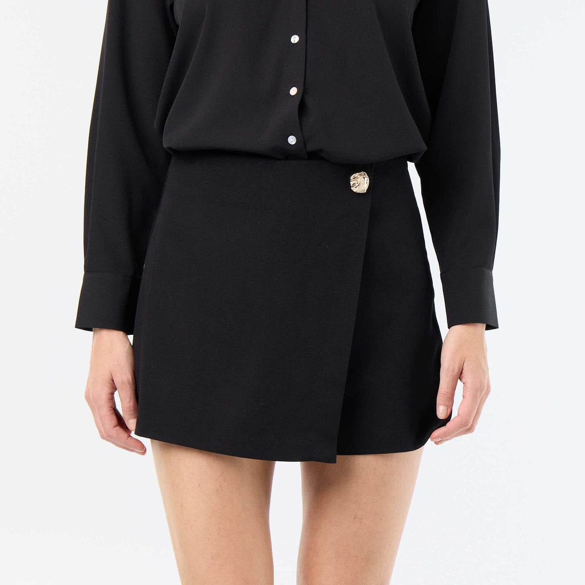 Jupe short avec bijou fantaisie NOIR