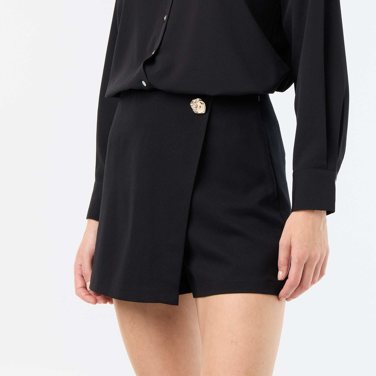 Jupe short avec bijou fantaisie NOIR