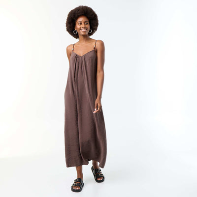Robe longue avec fines bretelles à perles MARRON